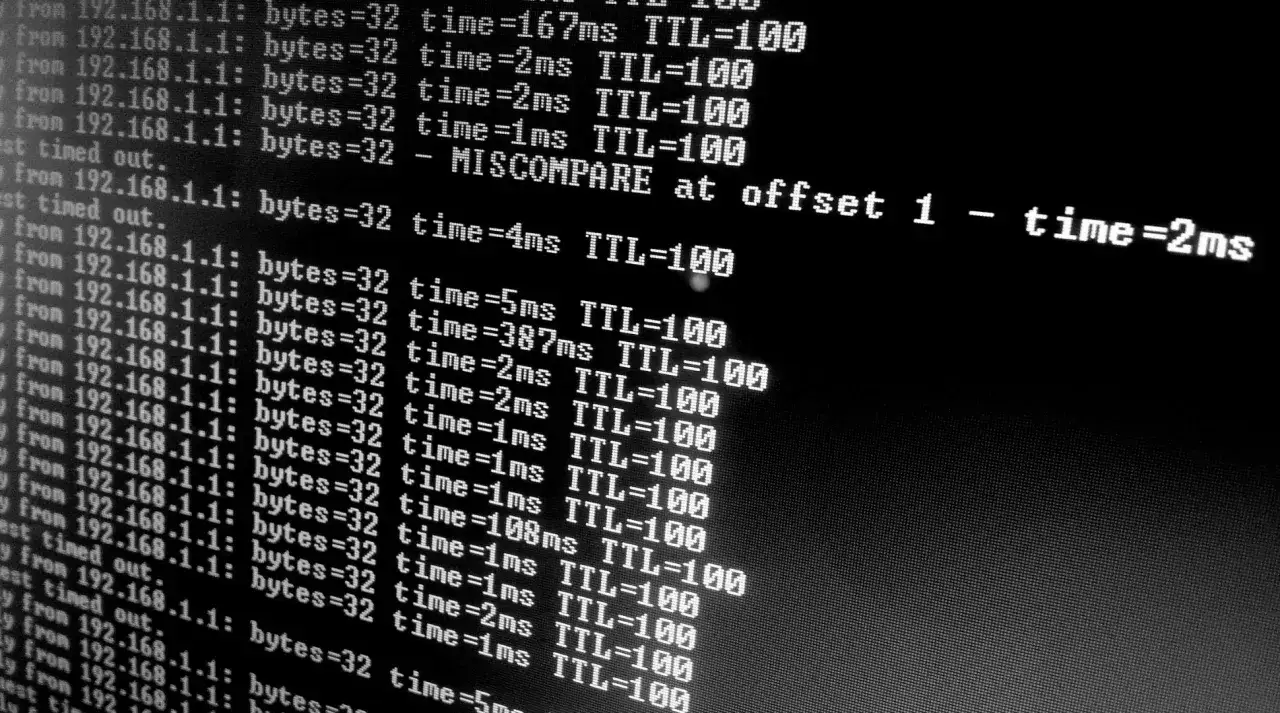 Wiersz poleceń Windows 10 pokazuje wyniki polecenia ping, z r&oacute;żnymi czasami odpowiedzi i błędami MISCOMPARE.