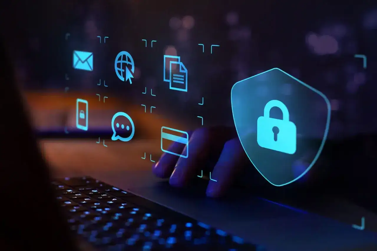 Cyfrowe ikony bezpieczeństwa, jak tarcza z kłódką, symbolizują, co to jest antywirus i jak chroni dane przed zagrożeniami online.