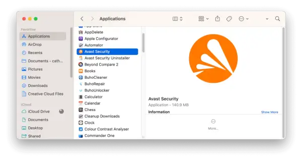 Widok folderu Aplikacje na Macu, gdzie zaznaczony jest "Avast Security". Obok widoczny jest jego pomarańczowy logotyp. To pierwszy krok, by dowiedzieć się, jak odinstalować Avast.