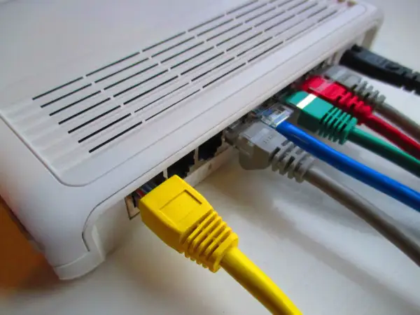 Wiele kolorowych kabli podłączonych do routera. Czy to modem? Nie, to router, który rozdziela sygnał.