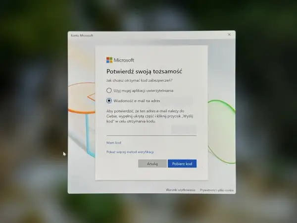Okno dialogowe Microsoftu prosi o potwierdzenie tożsamości, aby pomóc w procesie jak zablokować ekran Windows. Wybierz opcję otrzymania kodu weryfikacyjnego.