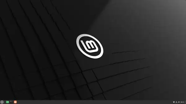 Minimalistyczny pulpit z logo Linux Mint XFCE na czarnym, geometrycznym tle.
