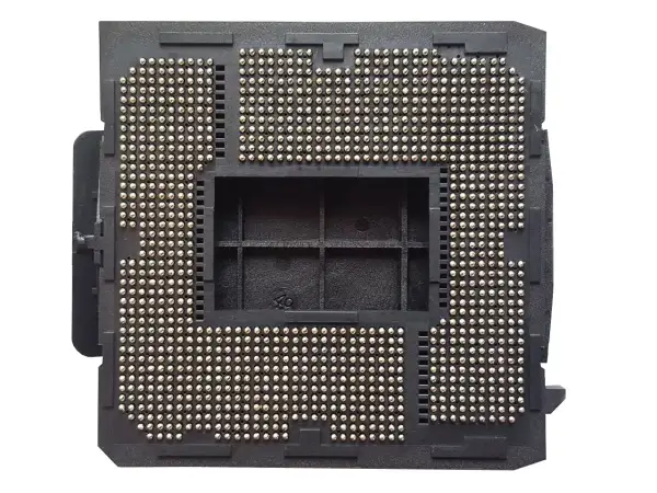 Gniazdo procesora LGA 1200 z licznymi pinami, gotowe na nowy układ.