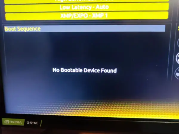 BIOS nie widzi pendrive. Komunikat "No Bootable Device Found" na ekranie, w sekcji Boot Sequence.