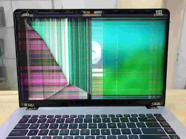 Uszkodzony ekran w laptopie wyświetla kolorowe paski i zakłócenia. Wygląda na to, że ekran w laptopie nie działa poprawnie.
