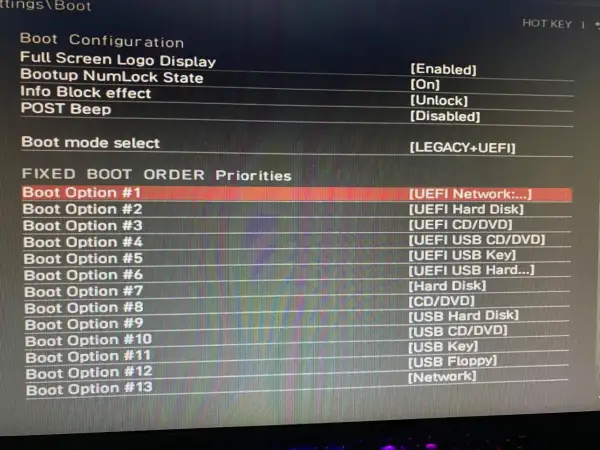 BIOS nie widzi dysku SSD. Widoczny ekran ustawień bootowania, gdzie opcja #1 to "UEFI Network", a dysk SSD nie jest widoczny na liście priorytetów.