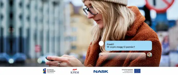 Kobieta z okularami patrzy na telefon, gdzie widać okienko czatu z pytaniem "Cześć! W czym mogę Ci pomóc?". To przykład, co to jest bot.