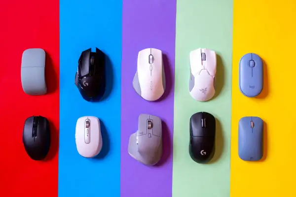 Różne rodzaje myszek komputerowych: gamingowe, ergonomiczne i kompaktowe, ułożone na kolorowych tłach.