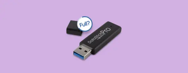 Czarny pendrive DataStick Pro z nakrętką obok. Czy jego pojemność jest wystarczająca?