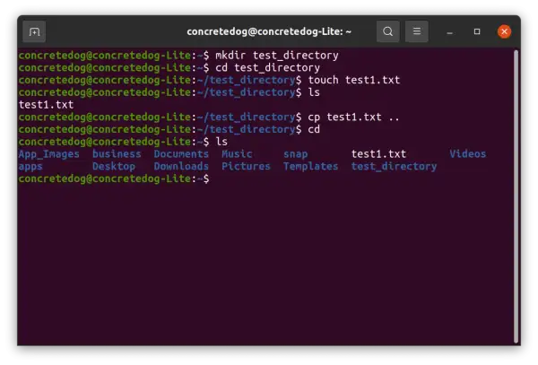 Terminal Linux: cp test1.txt .. kopiuje plik test1.txt do katalogu nadrzędnego.