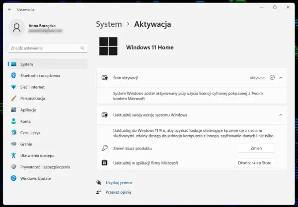 Ekran ustawień Windows 11 Home, sekcja Aktywacja. System jest aktywny, połączony z kontem Microsoft. Możliwe jest uaktualnienie do wersji Pro.