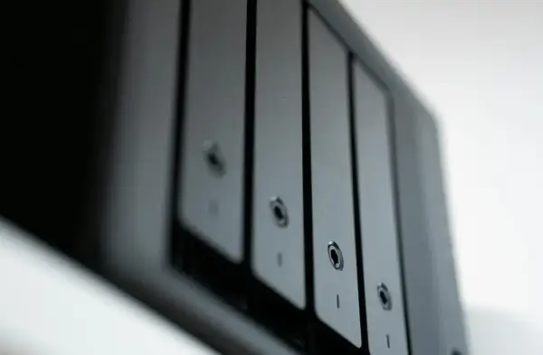 Czarny, nowoczesny linux nas z kilkoma zatokami na dyski.