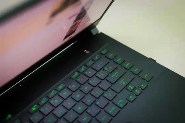 Klawiatura laptopa gamingowego z zielonym podświetleniem. Czy laptop gamingowy nadaje się do pracy? Tak, ten model z pewnością!
