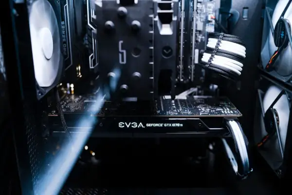 Wnętrze komputera z kartą graficzną EVGA GeForce GTX 1070 Ti. Idealne podzespoły do komputera to klucz do wydajności.