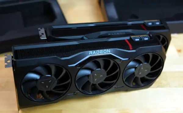 Dwie karty graficzne AMD Radeon z potrójnymi wentylatorami, gotowe do podkręcania wydajności.
