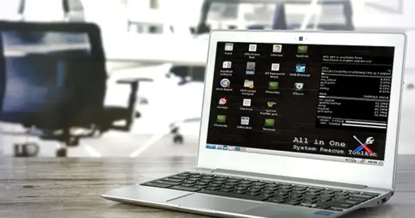 Laptop z uruchomionym systemem **System Rescue** CD. Na ekranie widoczne ikony narzędzi do naprawy systemu i diagnostyki.