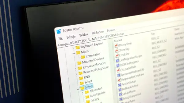 Edytor rejestru Windows 11, gałąź Setup. Widoczne wpisy związane z konfiguracją systemu, np. CloneTag, CmdLine, RestartSetup.