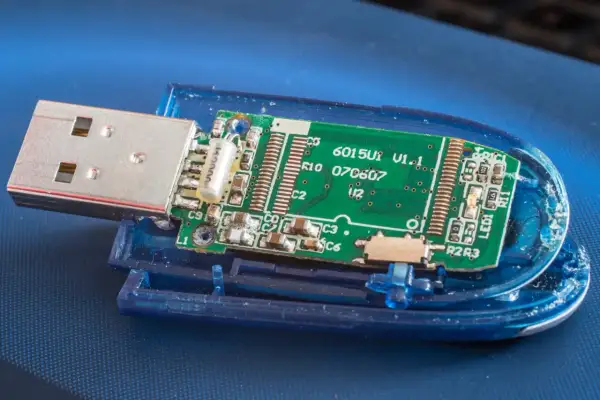 Rozłożony pendrive z widoczną zieloną płytką drukowaną i złączem USB. Dylemat: ntfs czy fat32 dla tej pamięci?