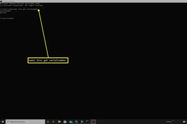 Komenda `wmic bios get serialnumber` pozwala sprawdzić, jak sprawdzić ile lat ma laptop, uzyskując jego numer seryjny.