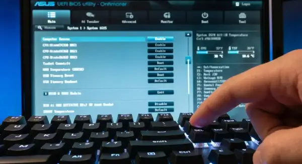 Palec naciska klawisz DEL, aby wejść do BIOS-u ASUS UEFI. Widok ekranu z ustawieniami komputera.