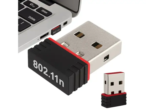Kompaktowy adapter Wi-Fi USB 802.11n podłączony do laptopa, zapewniający szybki internet.