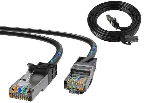 Dwa kable Ethernet z przezroczystymi wtyczkami RJ45 i zwinięty kabel w tle. Różne kategorie kabli ethernet.