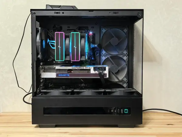 Komputer z podświetleniem RGB, idealny do **Kodi** na **Linux**. W środku karta Gigabyte GeForce RTX i chłodzenie wodne.