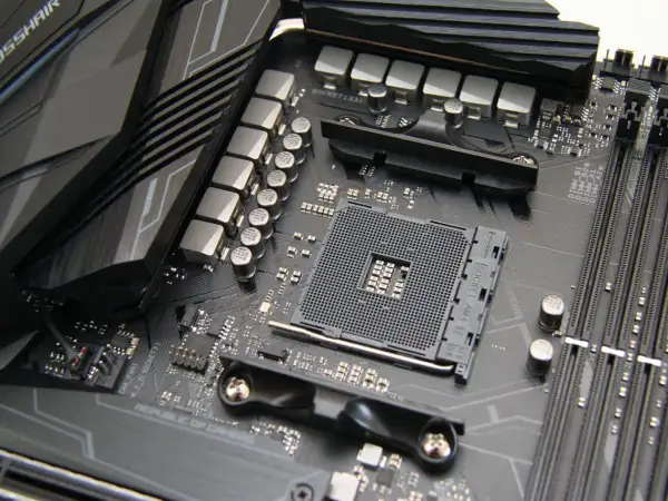 Szukasz odpowiedzi, jaką płytę główną wybrać? Zbliżenie na gniazdo procesora AM4 i sekcję zasilania płyty głównej ASUS ROG.