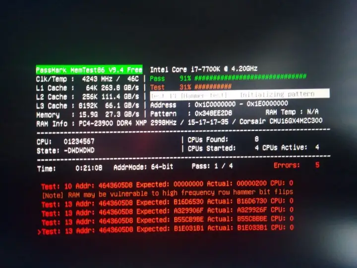 MemTest86 wykrywa błędy w pamięci RAM podczas testu. 5 błędów, 1/4 przejścia.